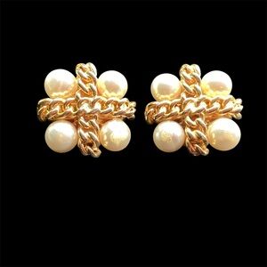 Vintage Dubin Earrings. Clip-on Earrings. Classy to the core.